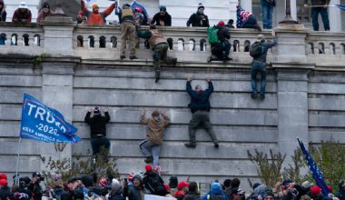 ट्रम्प समर्थकले संसद भवन कब्जा जमाएपछि हिंसा मच्चियाे, ४ जनाकाे मृत्यु