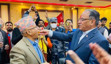 संसद पुनर्स्थापनाको फैसला पछि दाहाल-नेपालद्वारा बधाई साटासाट