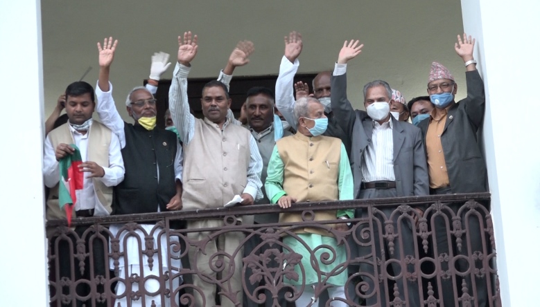 प्रधानमन्त्री ओलीको पक्ष-विपक्षमा जसपामा सांसदको कित्ताकाट हुँदै