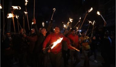 नेकपाका दुवै पक्ष आफूलाई बलियो देखाउन मुठभेड मुडमा