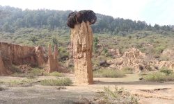 हात्ती ढुङ्गाको अवलोकन गर्ने मानिसको ओइरो लाग्दै