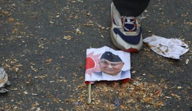 दरबारमार्गमा यत्रतत्र छरिएका ओलीको तस्बिर