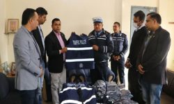 नाडाद्वारा ट्राफिक प्रहरीलाई पाँच सय थान फ्लोरोसेन्ट ज्याकेट