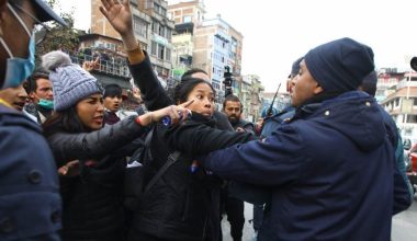 प्रचण्ड–नेपाल समूह निकट विद्यार्थीद्वारा संसद् भवन अगाडि प्रदर्शन