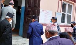 अवहेलना मुद्दाको लिखित जवाफ बोकेर सर्वोच्च पुगे प्रचण्ड