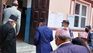 अवहेलना मुद्दाको लिखित जवाफ बोकेर सर्वोच्च पुगे प्रचण्ड