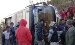 रामेछापमा विद्यर्थी बोकेको बस दुर्घटना, १७ घाइते, दुईको अवस्था गम्भीर