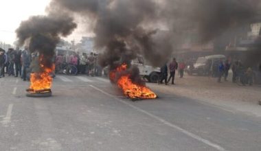 चिकित्सकको लापरवाहीले सर्लाहीमा ७ महिने बालकको मृत्यु, पूर्वपश्चिम राजमार्गमा टायर बालेर प्रदर्शन