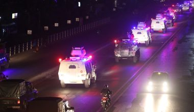 काठमाडौंको सडकमा नेपाली सेनाको बख्तरबन्द गाडी