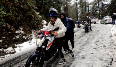 हिउँ जमेपछि त्रिभुवन राजपथ सडकखण्ड