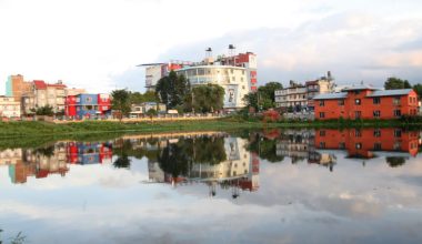 भूमाफियाबाट कमलपोखरी जोगाउन नगरप्रमुखकै नेतृत्वमा सयौँ मध्यपुर बासिन्दा उर्लिए