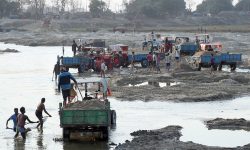 ओरिया खोलाबाट भारतीय पक्षले अवैध रुपमा एकतर्फी बालुवा उत्खनन