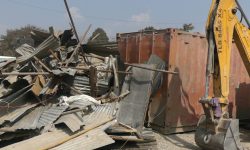 खुलामञ्चमा राखिएका सामग्री हटाइँदै