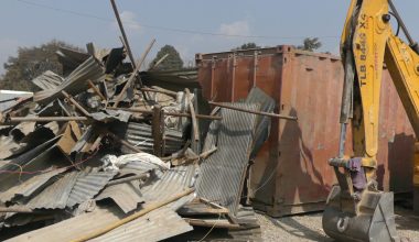 खुलामञ्चमा राखिएका सामग्री हटाइँदै