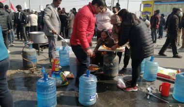 कोटेश्वरको बीच सडकमा प्रचण्ड–नेपाल समूहको भोज भतेर