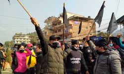 ईश्वर पोखरेलको गाडीमाथि ढुंगा प्रहार