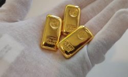 सुन जस्तो देखिने पहेँलो धातु सहित एयरर्पोटबाट एक व्यक्ति पक्राउ