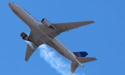 चालकको होसियारीका कारण आकाशमा आगजनी भइरहेको विमान आपतकालीन अवतरण