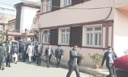 अवहेलना मुद्दाको जवाफ दिन सर्वोच्च पुगे प्रधानमन्त्री ओली