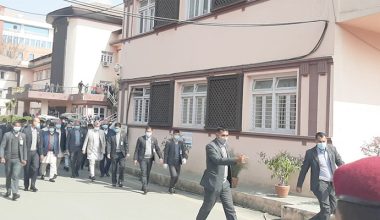 अवहेलना मुद्दाको जवाफ दिन सर्वोच्च पुगे प्रधानमन्त्री ओली