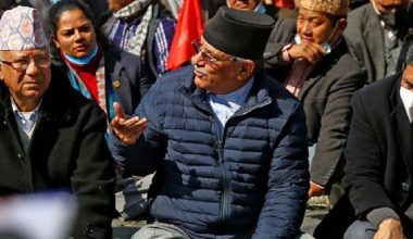 मानव साङ्लो बनाएर टूँडिखेल घेर्दै प्रचण्ड–नेपाल समूह