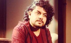 शुक्रबार साँझ इटहरीमा गायक प्रमोद खरेलले कथा सुनाउँदै