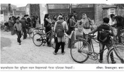 विद्यार्थीलाई बस्न बेन्चको अभाव : सिट पाउन तीन घण्टा अगाडि गेटमा लाइन