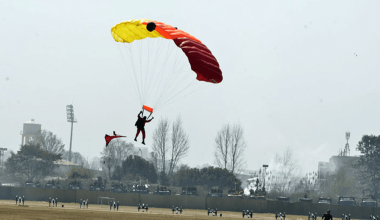 काठमाडौंमा सेनाको प्याराग्लाइडिङ दुर्घटना, तीन जना घाइते