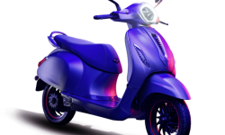 नगरपालिकाद्वारा महिलालाई स्कुटर चलाउन तालिम