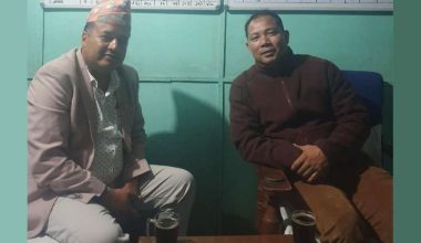 रेशम चौधरीलाई जलमै पुगेर भेटे एमाले सांसद महेश बस्नेतले
