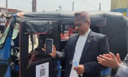 एनसीसी बैंकद्वारा बिराटनगरका अटो चालकलाई क्युआर कोड उपलब्ध