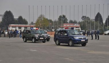 हात हल्लाउँदै संसद् भवनबाट बाहिरिए प्रधानमन्त्री ओली