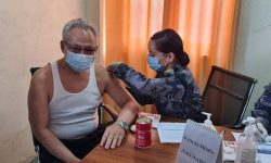 गृहमन्त्री बादलले लगाए कोभिडविरुद्धको खोप