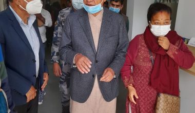 जोशीको अवस्था बुझ्न देउवा नर्भिक अस्पतालमा