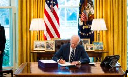 बाइडेनद्वारा अहिलेसम्मकै ठूलो राहत प्याकेजमा हस्ताक्षर