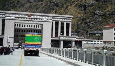 एक वर्षदेखि केरुङमा अड्किरहेका १२ जना नेपाली घर फर्किए