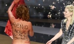 स्टेजमै नाङ्गिइन् एक नायिका