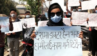 नेपालमै इन्टर्नशिप गर्न पाउनुपर्ने भन्दै चीनबाट फर्केका एमबीबीएस अध्ययनरत विद्यार्थीद्वारा धर्ना