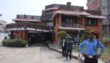 प्रस्तावित नयाँ पार्टी कार्यालय अवलोकन गर्न थापाथली पुगे ओली