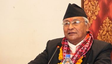 शिक्षामन्त्री श्रेष्ठद्वारा पुनः निर्मित धरहराको अवलोकन