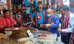 एन आई सी एशिया बैंकद्वारा धराकको सब्जी मण्डीका पसलहरूलाई क्यु आर कोड वितरण