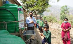 साबुनपानीसँग खेल्दै कक्षाकाेठा छिर्छन् विद्यार्थी