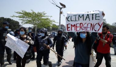 प्रदूषण रोक्न सरकार मौन बसेको भन्दै प्रदर्शन, जनस्वास्थ्य संकट घोषणा गर्नुपर्ने माग