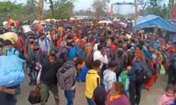 भारतबाट नेपाल फर्कने नागरिकको लर्को