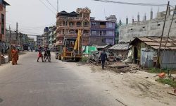 प्रधानमन्त्रीकै जिल्लामा सुकुम्बासी बस्तीमा नगरपालिकाकाे डाेजर