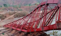 निर्माणाधीन पुल  हुरीले उडायो