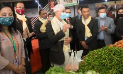 धुम्बाराही तरकारी तथा फलफूल बिक्री केन्द्रमा नबिल बैंकको क्यूआर भुक्तानी सेवा सुरु