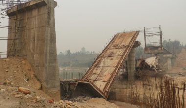 चितवनमा बन्दा बन्दै  पुल ढल्याे, कमजाेरी कसकाे ?