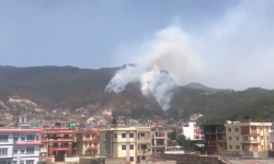 शिवपुरी-नागार्जुन निकुञ्जमा डढेलो : नियन्त्रणका लागि हेलिकोप्टरबाट पानी खसालियो