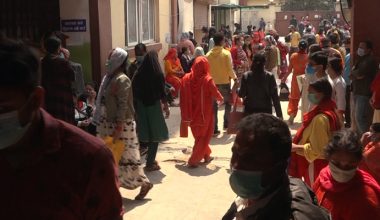 काेराेनाविरुद्धकाे खाेप लगाउनकाे भिड